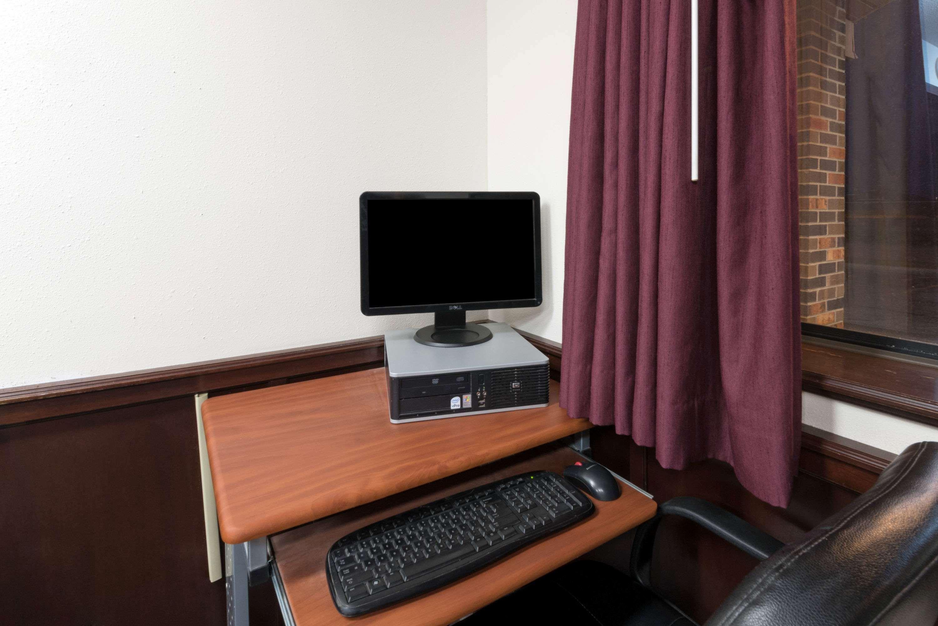 Super 8 By Wyndham Perham Hotel Ngoại thất bức ảnh