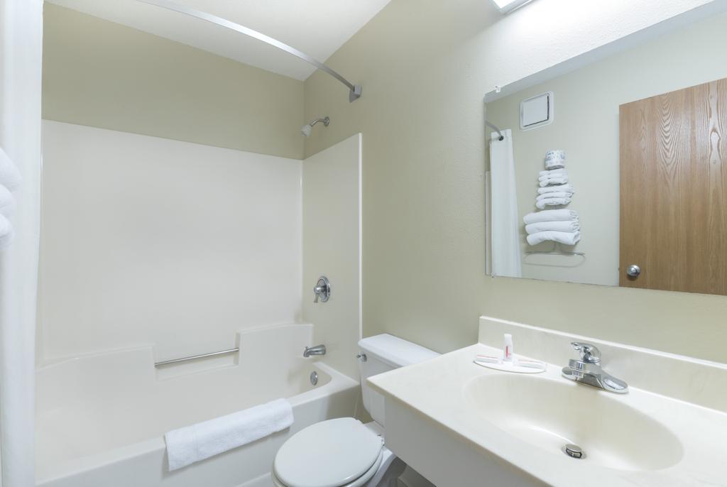 Super 8 By Wyndham Perham Hotel Ngoại thất bức ảnh